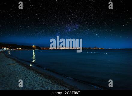 Étoiles sur Alghero la nuit, Sardaigne Banque D'Images