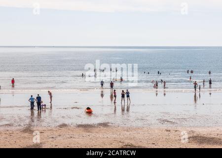 Claycastle, Cork, Irlande. 08 août 2020. Avec des températures s'élevant vers le milieu des années vingt, les gens se sont empais de la plage pour profiter du sable et de la mer à Claycastle, Co. Cork, Irlande. - crédit; David Creedon / Alamy Live News Banque D'Images