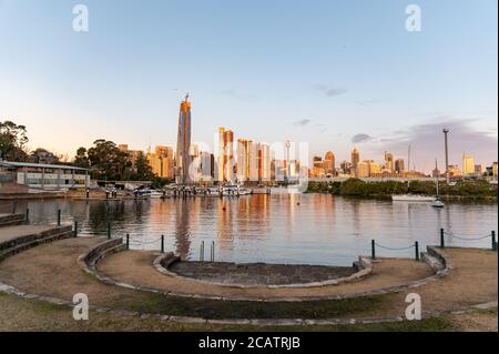 Vue sur le quartier des affaires de Sydney depuis Ewenton Park à Golden Hour un après-midi d'hiver ensoleillé Banque D'Images