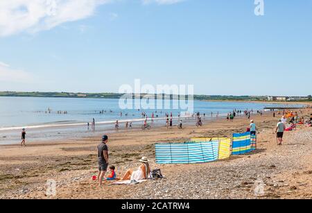 Claycastle, Cork, Irlande. 08 août 2020. Avec des températures s'élevant vers le milieu des années vingt, les gens se sont empais de la plage pour profiter du sable et de la mer à Claycastle, Co. Cork, Irlande. - crédit; David Creedon / Alamy Live News Banque D'Images