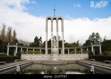 Attraction touristique Huguenot Memorial Monument contre le ciel bleu et les nuages à Franschhoek, Afrique du Sud Banque D'Images