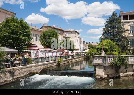 L'Isle-sur-la-Sorgue, France juin 23 2013 : vue sur l'une des voies navigables avec des touristes appréciant les restaurants et le marché Banque D'Images