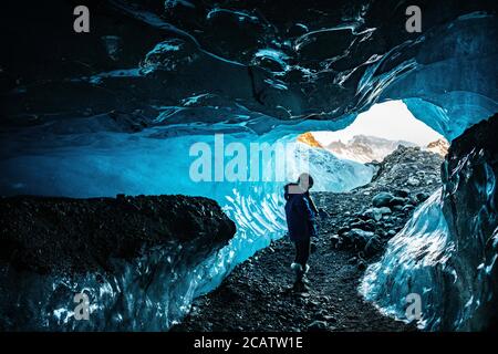 Une grotte de glace bleue dans le parc national de Skaftafell, en Islande. Banque D'Images