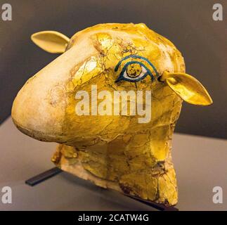 Exposition "le royaume des animaux dans l'Egypte ancienne", organisée en 2015 par le Musée du Louvre à Lens. Masque d'une momie de bélier. Banque D'Images