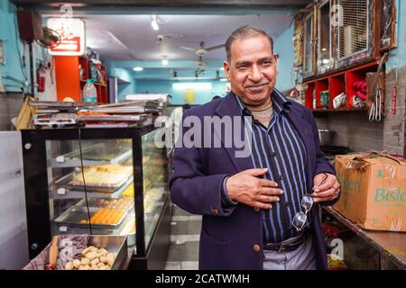 Agra / Inde - 22 février 2020 : Portrait du propriétaire du restaurant dans le centre-ville d'Agra Banque D'Images