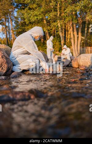 Scientifique féminine collectant un échantillon d'eau de mer Banque D'Images