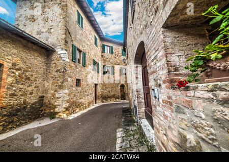 Ruelle étroite à San Quirico d'Orcia, Italie Banque D'Images