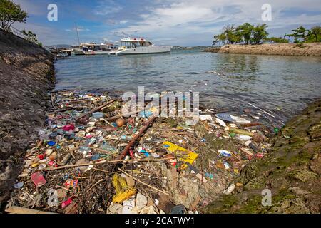 Un port à Cebu rempli de déchets plastiques flottants, Philippines. Banque D'Images