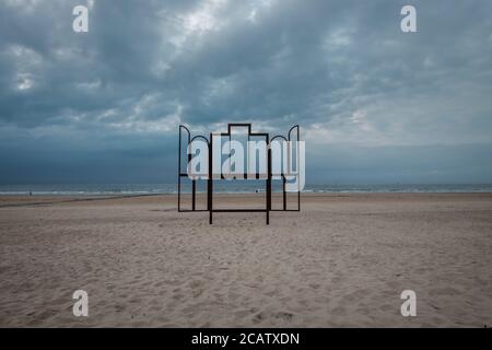 Art 'autel' sur la plage d'Ostende. Ce cadre est inspiré du célèbre tableau 'Altarpiece de Gand' (Het Lam G. Banque D'Images