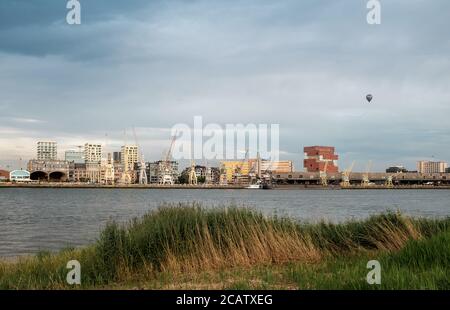 Horizon d'Anvers depuis la rive gauche de l'Escaut. Banque D'Images