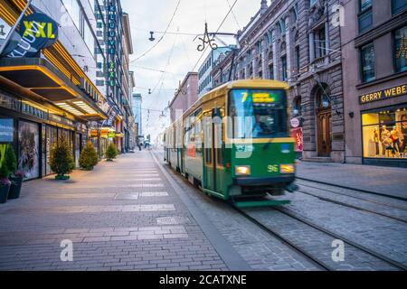 Vue sur la rue à Helsinki, la capitale de la Finlande, tourné en hiver. Banque D'Images