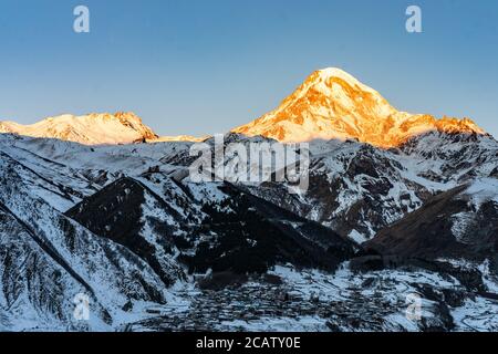 Vue au lever du soleil sur la montagne de neige Kazbegi, Géorgie. Banque D'Images