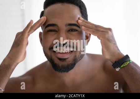 Portrait de tête de jeune homme afro-américain vérifiant les rides Banque D'Images