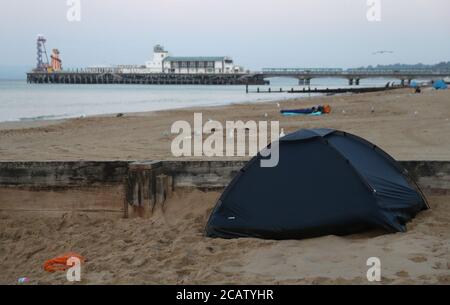 Tentes dressée sur la plage de Bournemouth à Dorset. Banque D'Images