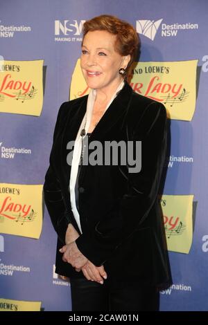 Dame Julie Andrews arrive sur le tapis rouge pour la première australienne My Fair Lady au théâtre Joan Sutherland, à l'opéra de Sydney. Banque D'Images
