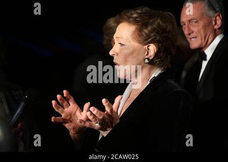 Dame Julie Andrews arrive sur le tapis rouge pour la première australienne My Fair Lady au théâtre Joan Sutherland, à l'opéra de Sydney. Banque D'Images