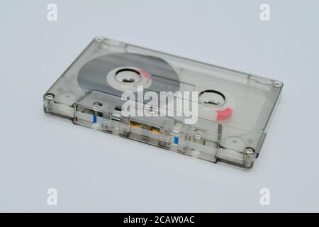 Studio tourné sur fond blanc d'un transparent obsolète cassette de musique à quatre pistes des années 1980 ou 1990 Banque D'Images