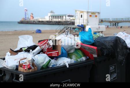 Déchets prêts à être collectés sur la plage de Bournemouth à Dorset. Banque D'Images