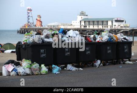 Déchets prêts à être collectés sur la plage de Bournemouth à Dorset. Banque D'Images