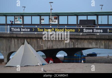 Tentes dressée sur la plage de Bournemouth à Dorset. Banque D'Images