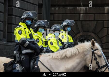 Melbourne, Australie 9 août 2020, les officiers de police à cheval de Victoria attendent masqués devant le Parlement d'État où une manifestation anti-masque a été prévue ce matin. Crédit : Michael Currie/Alay Live News Banque D'Images