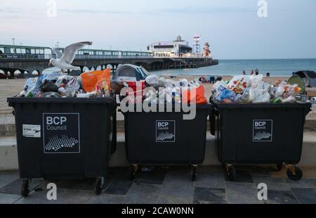 Déchets prêts à être collectés sur la plage de Bournemouth à Dorset. Banque D'Images