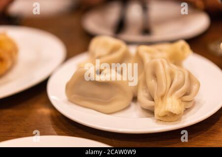 Khinkali, cuisine géorgienne traditionnelle comme des boulettes bouillies avec du bœuf et de la soupe fourrées. Banque D'Images