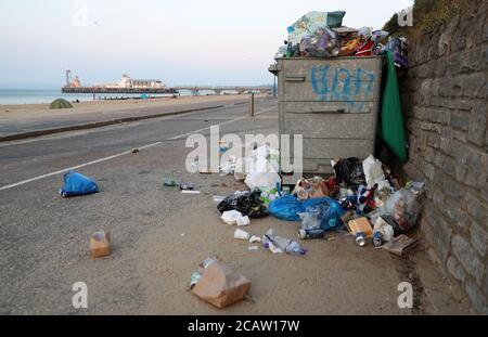 Déchets prêts à être collectés sur la plage de Bournemouth à Dorset. Banque D'Images