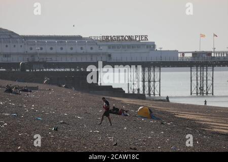 Brighton, Royaume-Uni. 09e août 2020. De grandes quantités de litière sont parsemées sur le front de mer et la plage de Brighton après une journée bien remplie à l'hôtel hier. Credit: James Boardman / Alamy Live News Banque D'Images