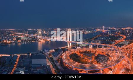 Vue aérienne du panorama du pont de Nanpu, le point de repère de Shanghai, en Chine, la nuit. Banque D'Images