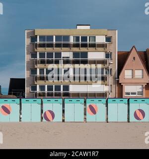 Dunkerque, France - 26 juillet 2020 : cabines de plage colorées en face de bâtiments historiques en bord de mer Banque D'Images