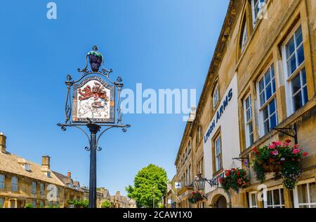 Le nom de la route des armes Lygon à High Street, Chipping Campden, une petite ville de marché dans les Cotswolds à Gloucestershire Banque D'Images