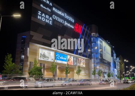 Kiev, Ukraine - 08 août 2020: Centre commercial sur le remblai du fleuve Dniepr. La photo a été prise tard dans la soirée sur fond de lanternes lumineuses et d'un ciel sombre. Éditorial. Banque D'Images