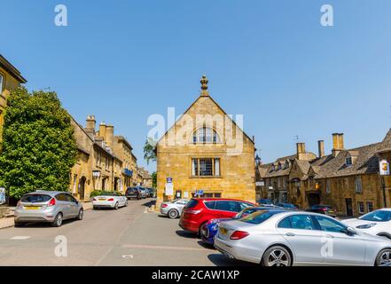 Vue sur la mairie et les bâtiments en pierre des Cotswolds de High Street, Chipping Campden, une petite ville marchande des Cotswolds de Gloucestershire Banque D'Images