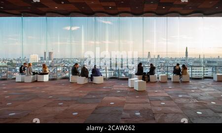 Les gens profitent de la vue sur la ville depuis le coucher du soleil Célèbre musée MAS à Anvers Banque D'Images
