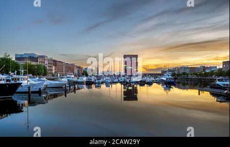 Yachts et le musée MAS se reflètent dans le quai de Willem au coucher du soleil. Banque D'Images