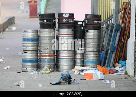 Brighton, Royaume-Uni. 09e août 2020. De grandes quantités de litière sont parsemées sur le front de mer et la plage de Brighton après une journée bien remplie à l'hôtel hier. Credit: James Boardman / Alamy Live News Banque D'Images