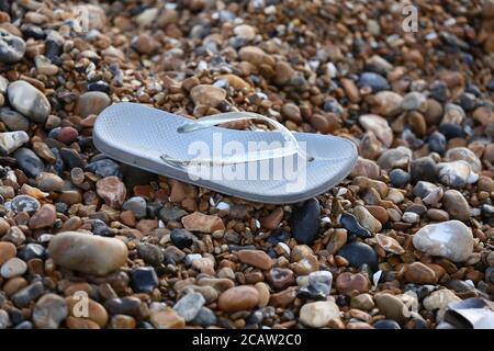 Brighton, Royaume-Uni. 09e août 2020. Un flip flop rejeté sur Brighton Beach crédit: James Boardman/Alay Live News Banque D'Images