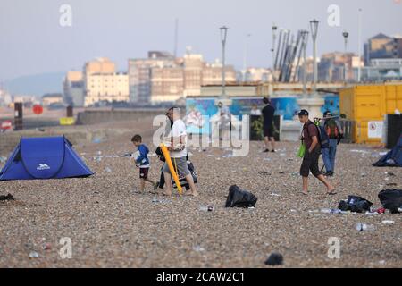 Brighton, Royaume-Uni. 09e août 2020. Une famille arrive ce matin sur une plage crasseuse de Brighton crédit: James Boardman/Alamy Live News Banque D'Images
