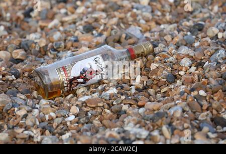 Brighton, Royaume-Uni. 09e août 2020. Une bouteille de rhum en verre jetée sur Brighton Beach ce matin. Credit: James Boardman / Alamy Live News Banque D'Images