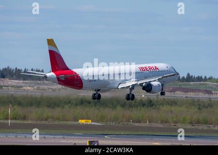 Helsinki / Finlande - 14 mai 2019 : un Airbus A320 exploité par Iberia atterrissant à l'aéroport Helsinki-Vantaa EFHK. Banque D'Images