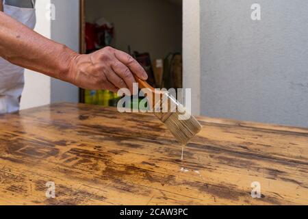 un charpentier professionnel construit une table en bois à l'extérieur atelier Banque D'Images