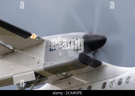 Helsinki / Finlande - 17 juillet 2019 : un gros plan du moteur turbopropulseur exploité par Air Baltic lors de l'approche finale à l'aéroport Helsinki-Vantaa EFHK. Banque D'Images