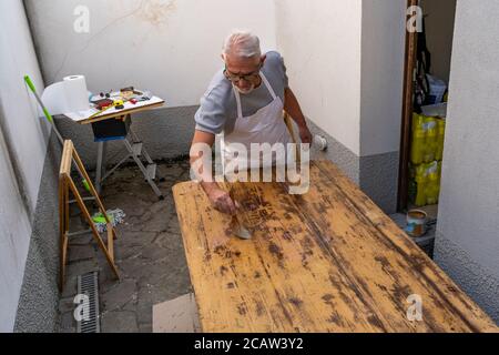 un charpentier professionnel construit une table en bois à l'extérieur atelier Banque D'Images