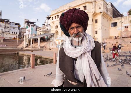 Pushkar / Inde - 6 mars 2020: Portrait d'un homme à la moustache grise et au turban typique du Rajasthani dans les environs du lac Saint de Pushkar Banque D'Images