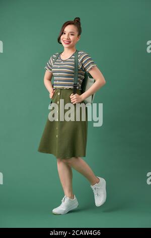 Photo d'intérieur d'une jeune fille adolescente belle-look isolée sur fond vert, Banque D'Images