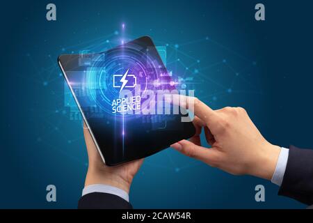 Businessman holding a smartphone pliable avec inscription INTERNET, nouvelle technologie concept science appliquée