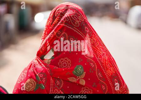 Pushkar / Inde - 6 mars 2020: Femme indienne Rajasthani dans des vêtements traditionnels colorés marchant dans la rue dans le village de Pushkar Banque D'Images