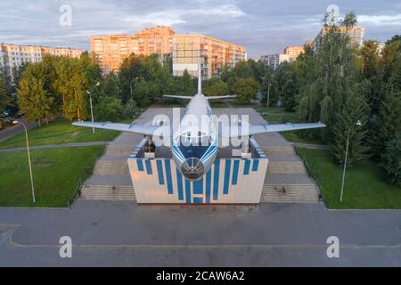 RYBINSK, RUSSIE - 15 JUILLET 2019 : monument de l'avion Tu-104A en gros plan le matin nuageux de juillet (tournage d'un quadricoptère) Banque D'Images