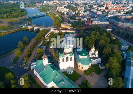 Au-dessus des temples du monastère de Spaso-Preobrazhenskiy, le matin ensoleillé de juillet. Yaroslavl, russie Banque D'Images